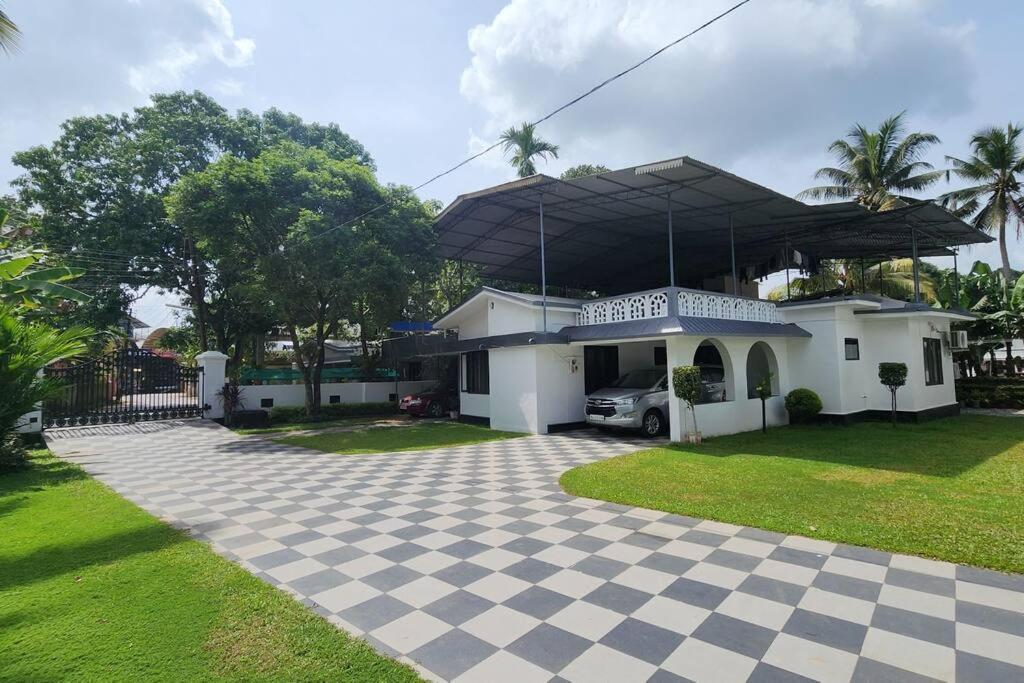 Garden Park Villa Tiruvalla Buitenkant foto